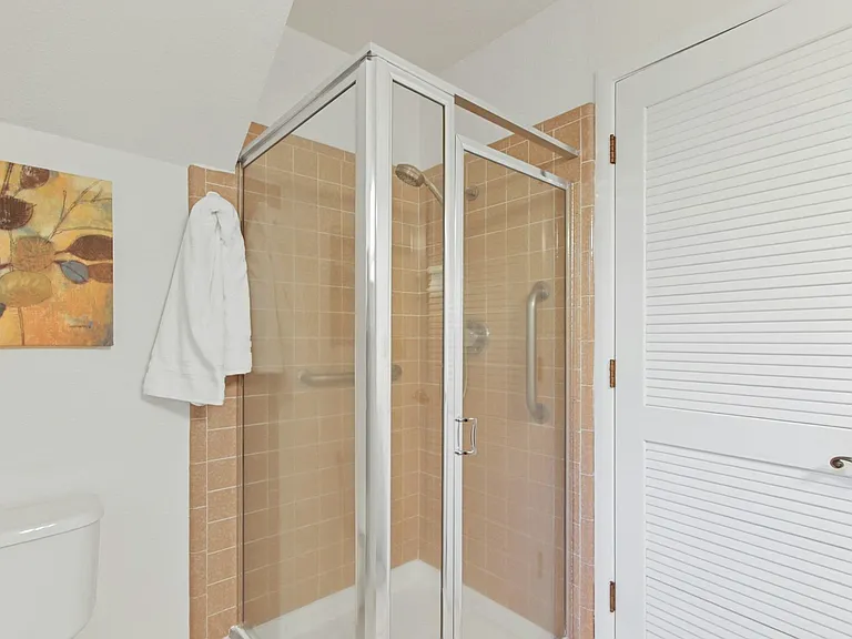 325 E 8th St #1 — Photo 7