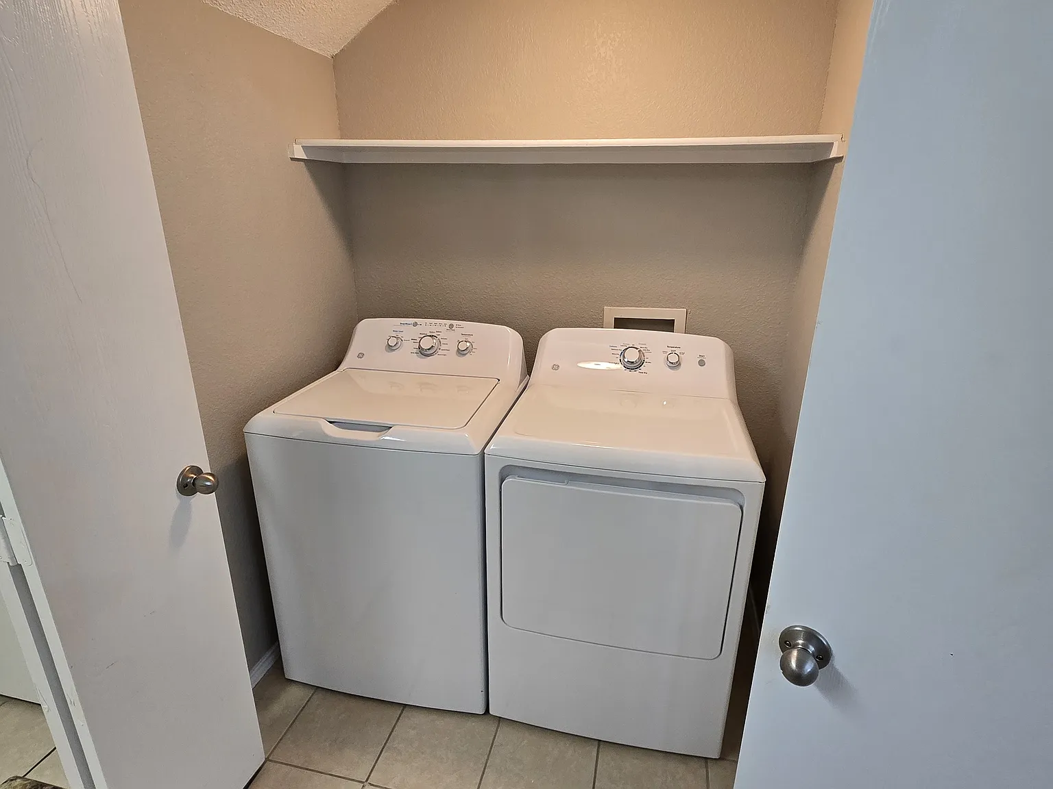 3 bed, 2.5 bath, 1336 sqft, $2,000 — Photo 4
