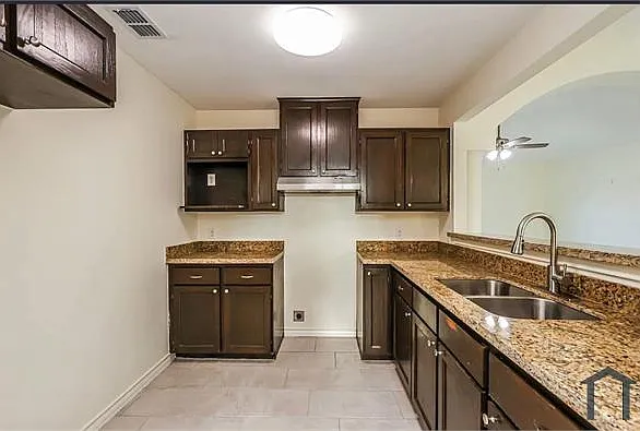 302 Altozano Dr — Photo 1