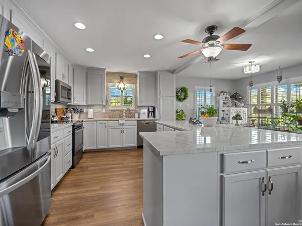 735 HOT SHOT LN, McQueeney, TX 78123