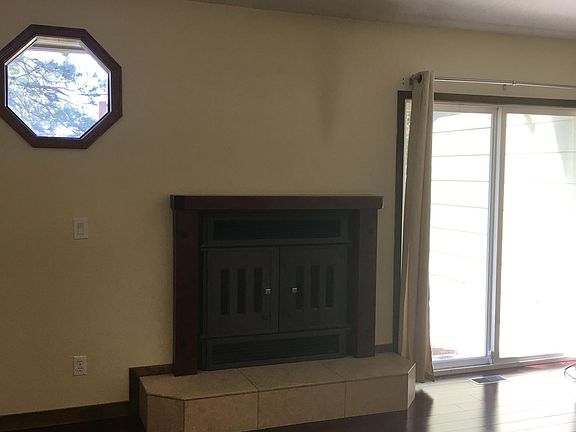 Living room w/ fireplace
