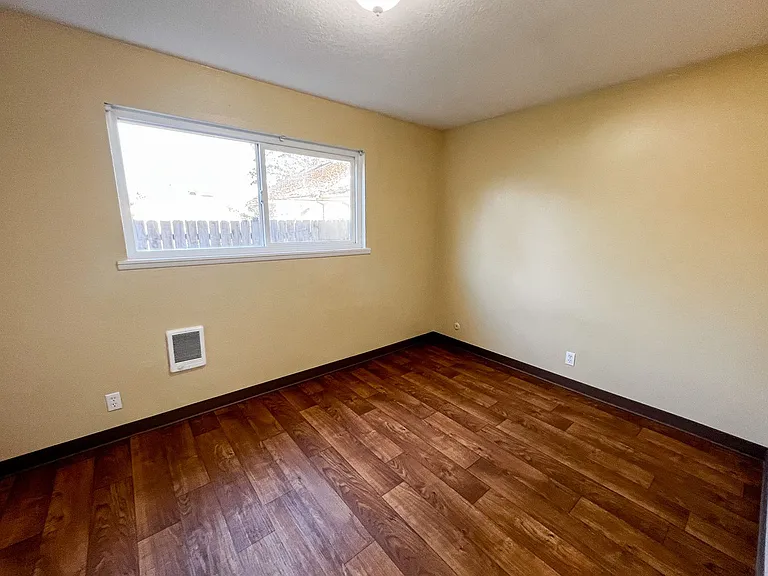 2855 Front 2865 St NE — Photo 15