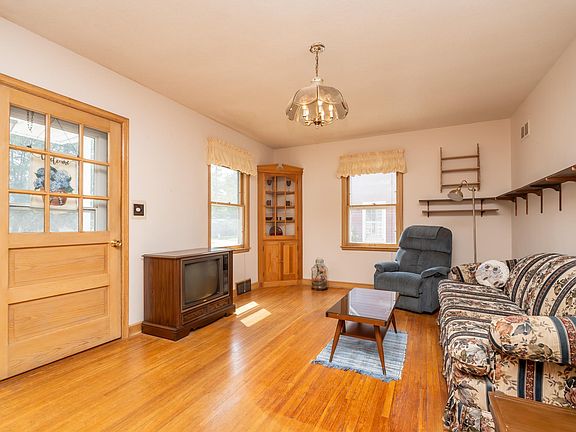 4th image of 102 5th St NE