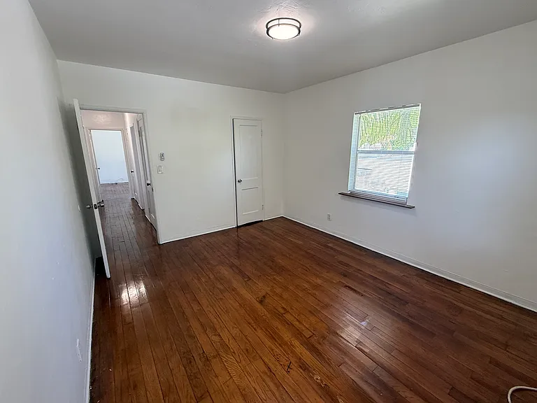 512 NE 68th St #UPSTAIR — Photo 11