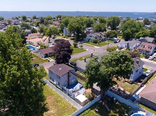 757 Bay 7th St, West Islip, NY 11795