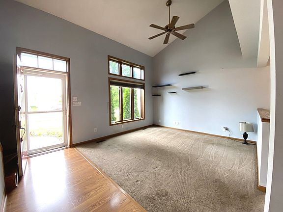 4th image of 394 N Willow Dr