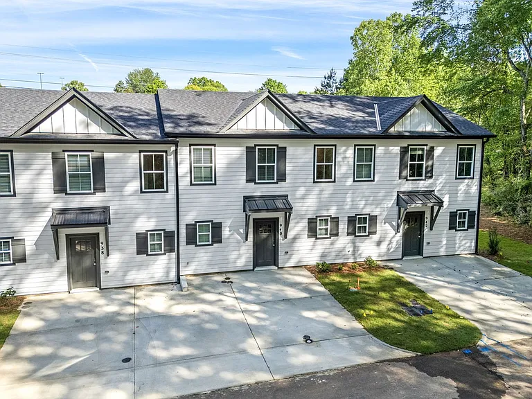 940 Winslow Ct — Photo 2