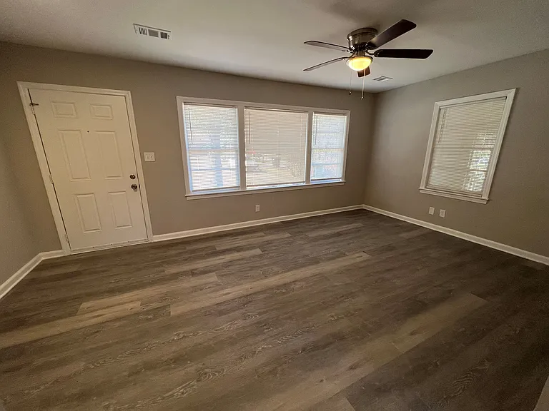 800 Goodson Dr — Photo 3