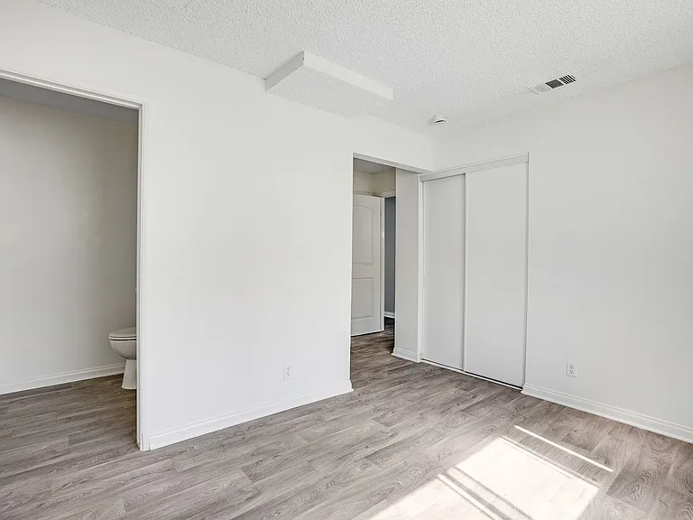 Windsor Arms Apartments — Photo 11