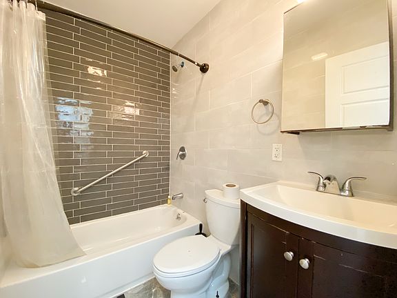 4th image of 952 Madison St #2