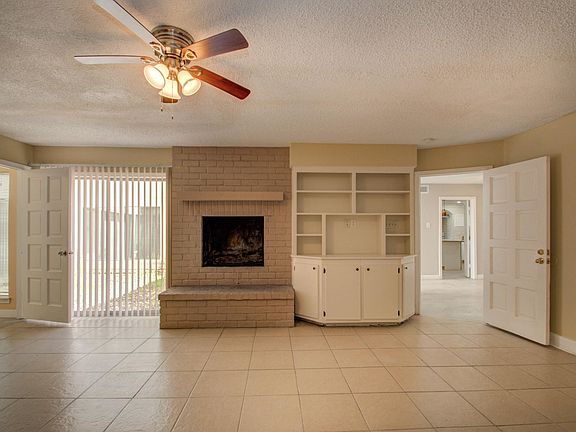 Master Bedroom - Huge - Larger than most Family Rooms Plenty