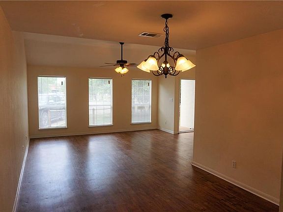 3rd image of 25 Shady Bluff Ct