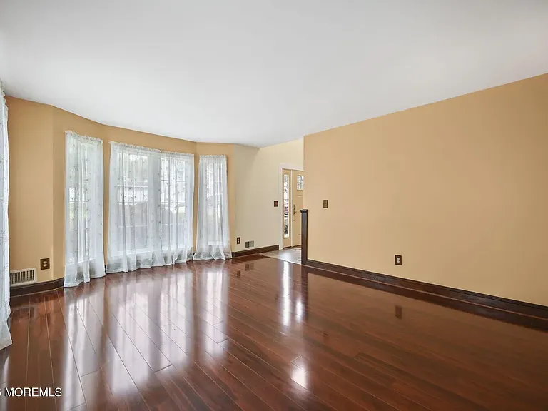 10 Marc Dr — Photo 6