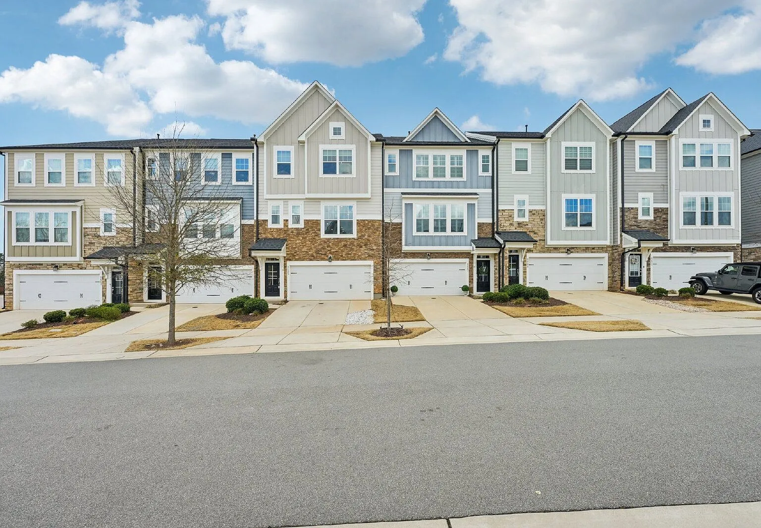 3 bed, 3.5 bath, 2611 sqft, $2,650 — Photo 2