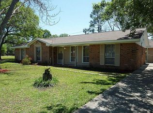 930 Cannan Dr, Angleton, TX 77515