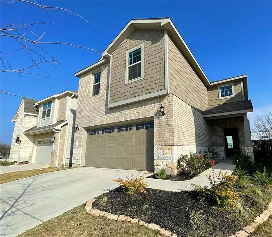 4 bed, 3.0 bath, 2406 sqft, $2,550 — Photo 2