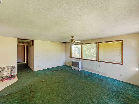 5th image of 1090 Sanford St