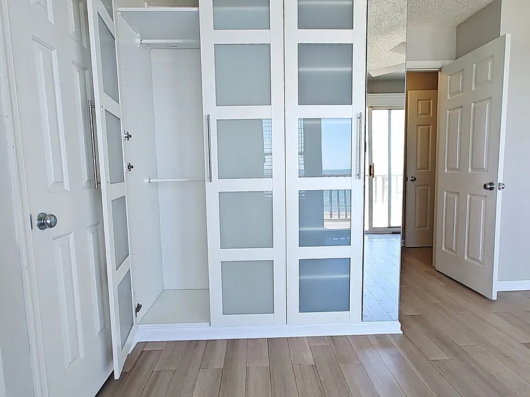 Master Bedroom Floor to Ceiling Wardrobe & Closet
