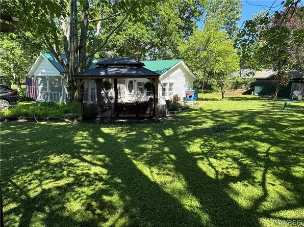 96 Chestnut Ln, Angola, NY 14006