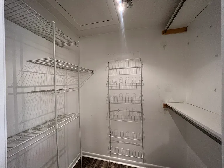 630 Queens Cir — Photo 18