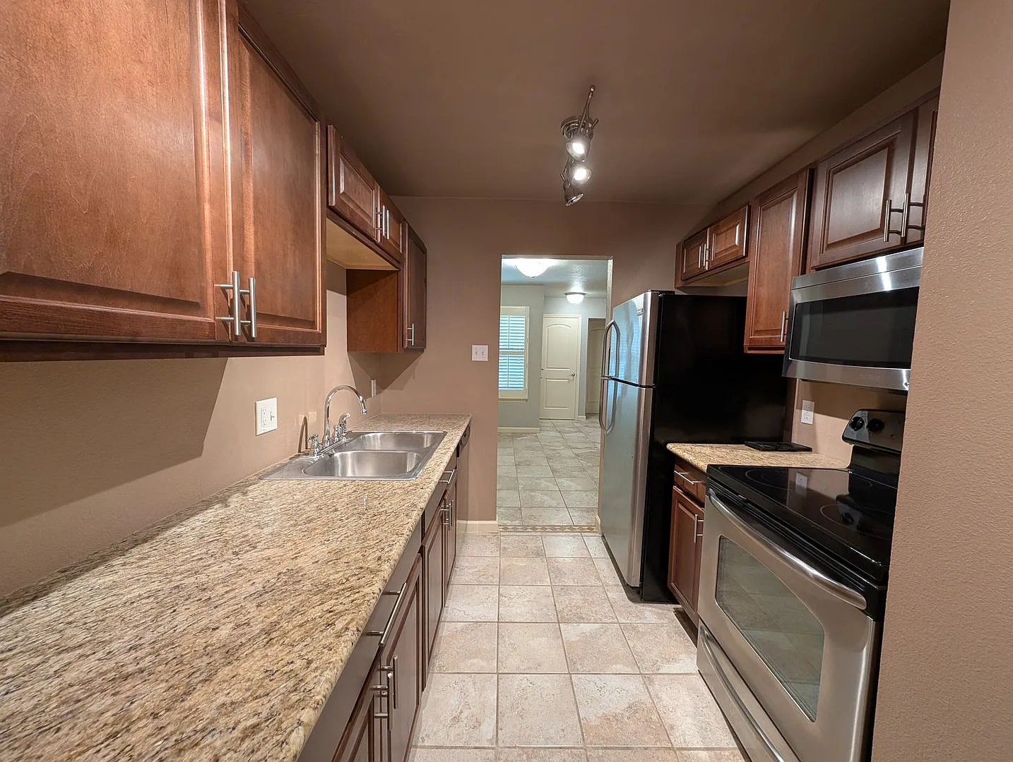 2/2 Condo on Lake McQueeny / Waterfront Condos / Boat Slip / Fridge, Washer, Dryer Included / Com... — Photo 4