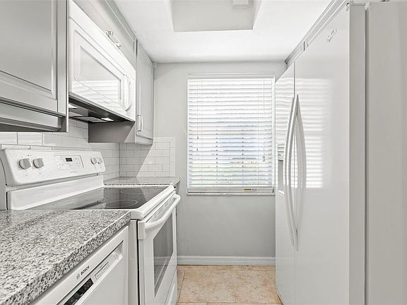 3rd image of 400 Glennes Ln APT 107