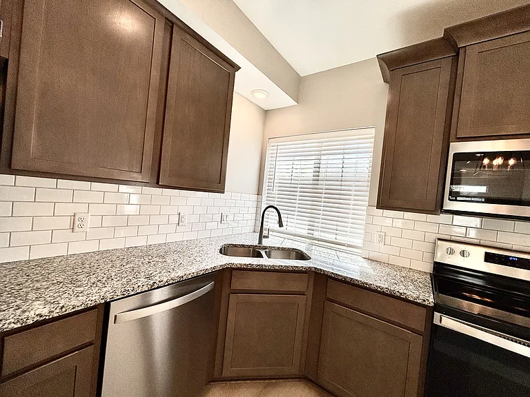 153 E Brushy Canyon St #1 — Photo 27