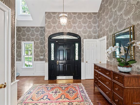 3rd image of 10 Middle Hollow Road