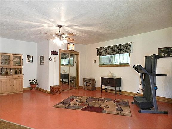 Game room area.. could be converted back to a garage.