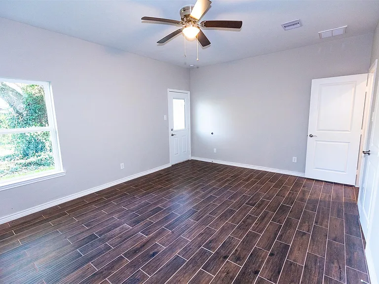 507 E Foley St — Photo 13