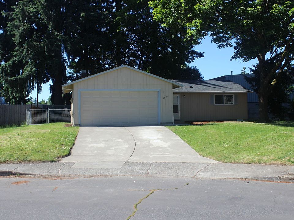 1st image of 1924 SE Hemlock Ct