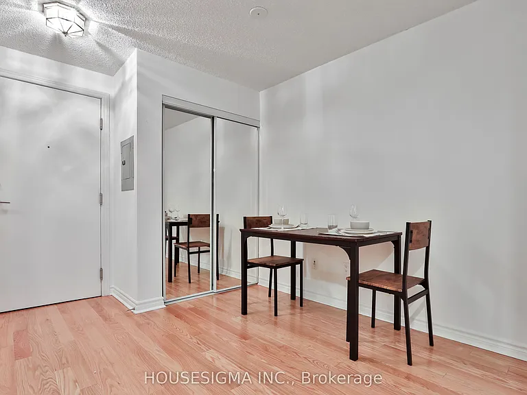 270 Wellington St W #222 — Photo 24