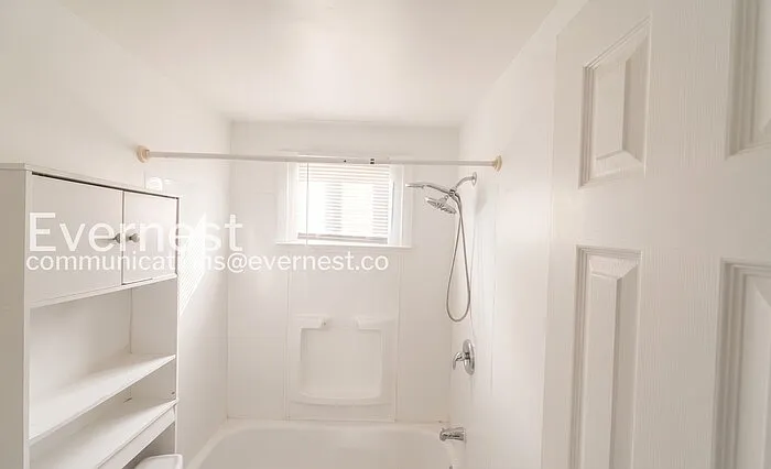 3 bed, 1.0 bath, 1000 sqft, $1,095 — Photo 4