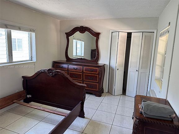 4th image of 816 NE 10th St Unit 1