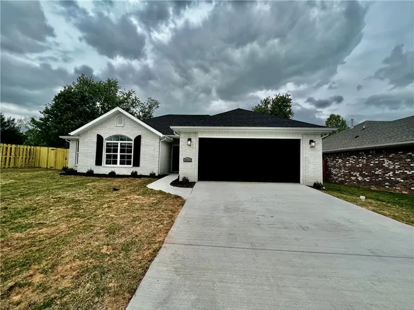 1832 D St, Rogers, AR 72756