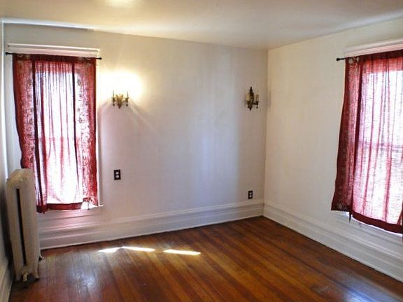 5th image of 523 W Grand River Ave