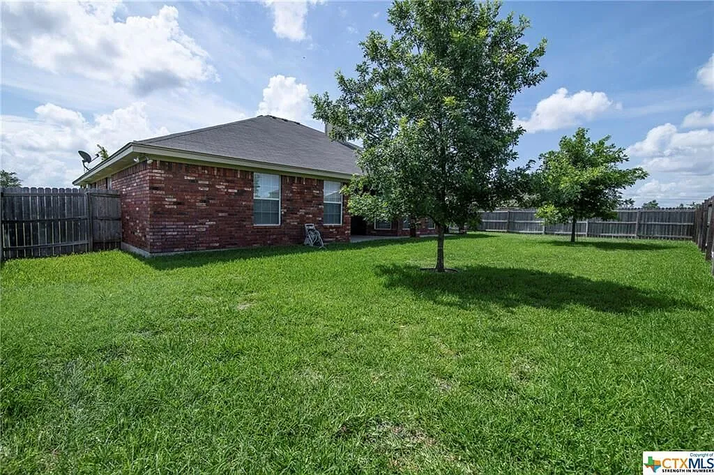 4 bed, 2.0 bath, 2020 sqft, $1,750 — Photo 4