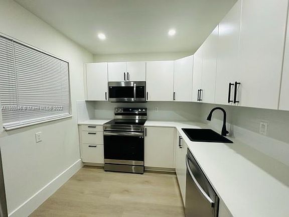 NEW KITCHEN W/NEW APPLIANCES.