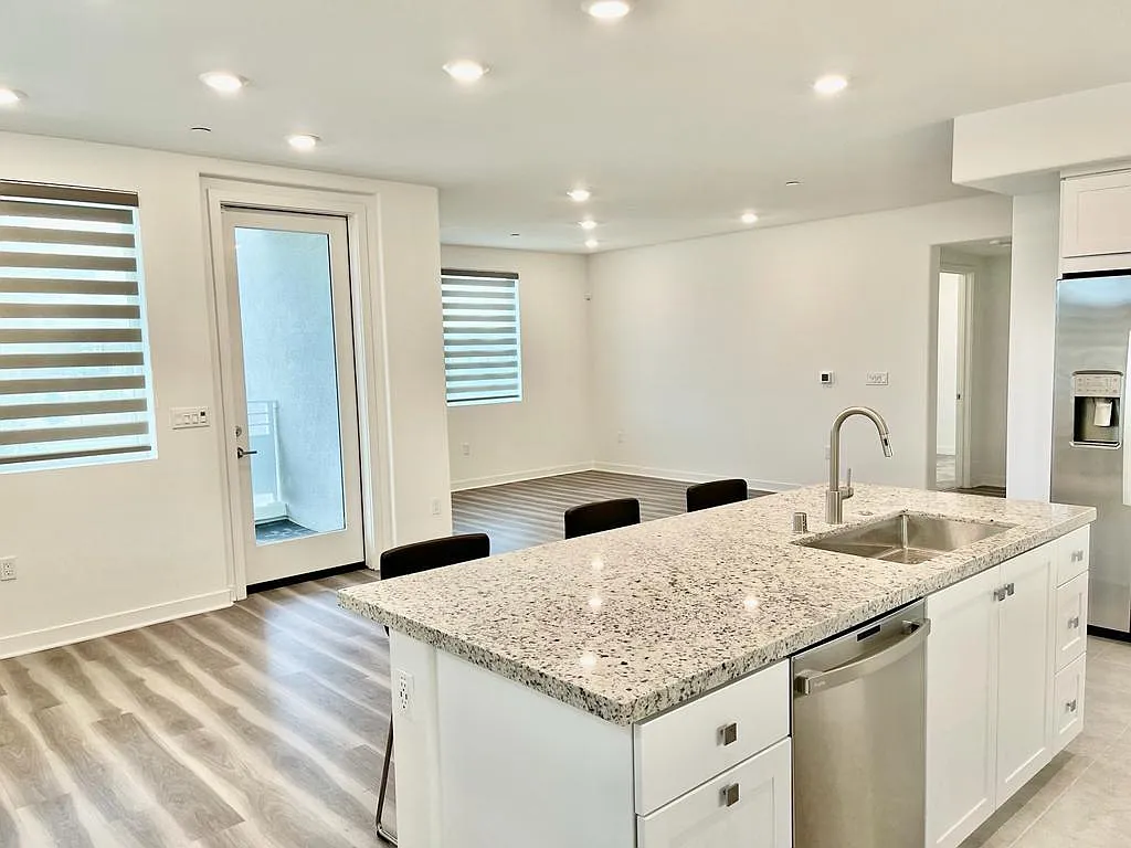 3 bed, 1698 sqft, $4,500 — Photo 3