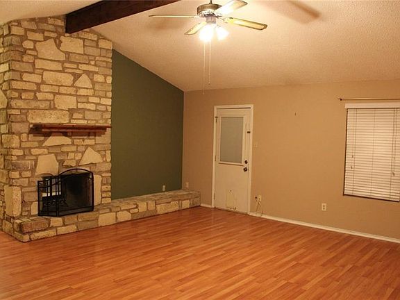 2nd image of 300 Twin Oak Trl