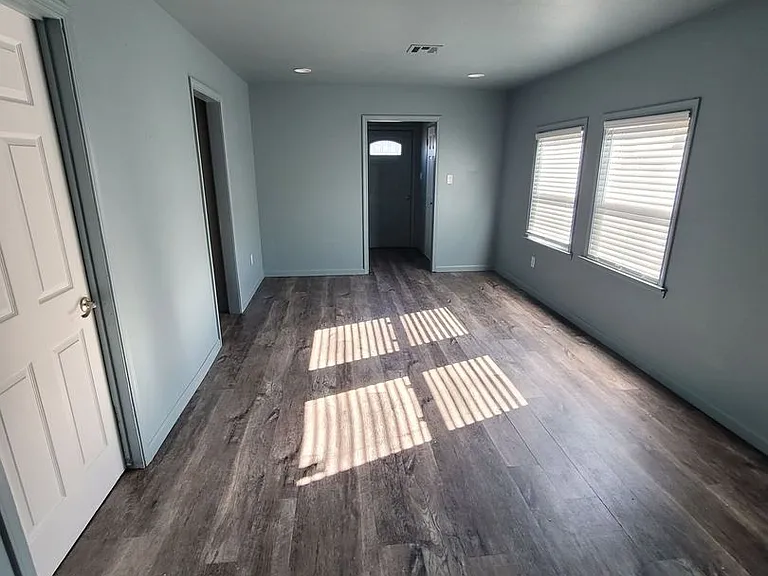 555 E Harmon Dr — Photo 11