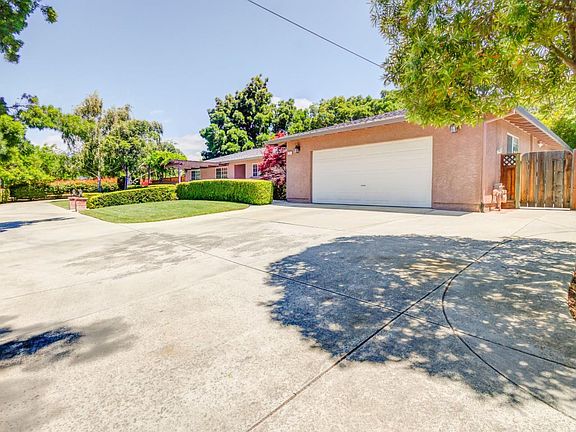 3rd image of 100 Gardenia Ln