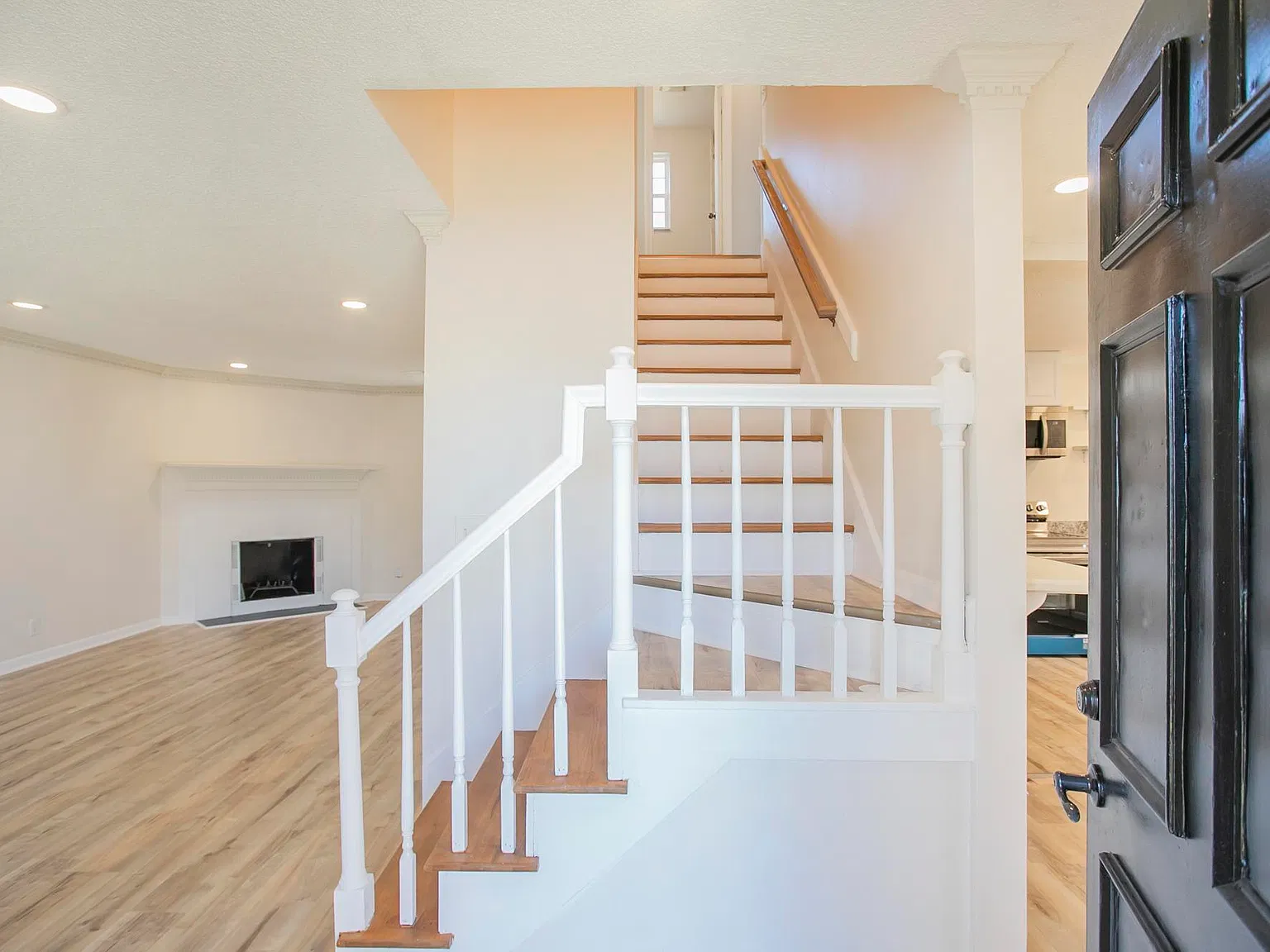 3 bed, 2.5 bath, 1850 sqft, $2,300 — Photo 3