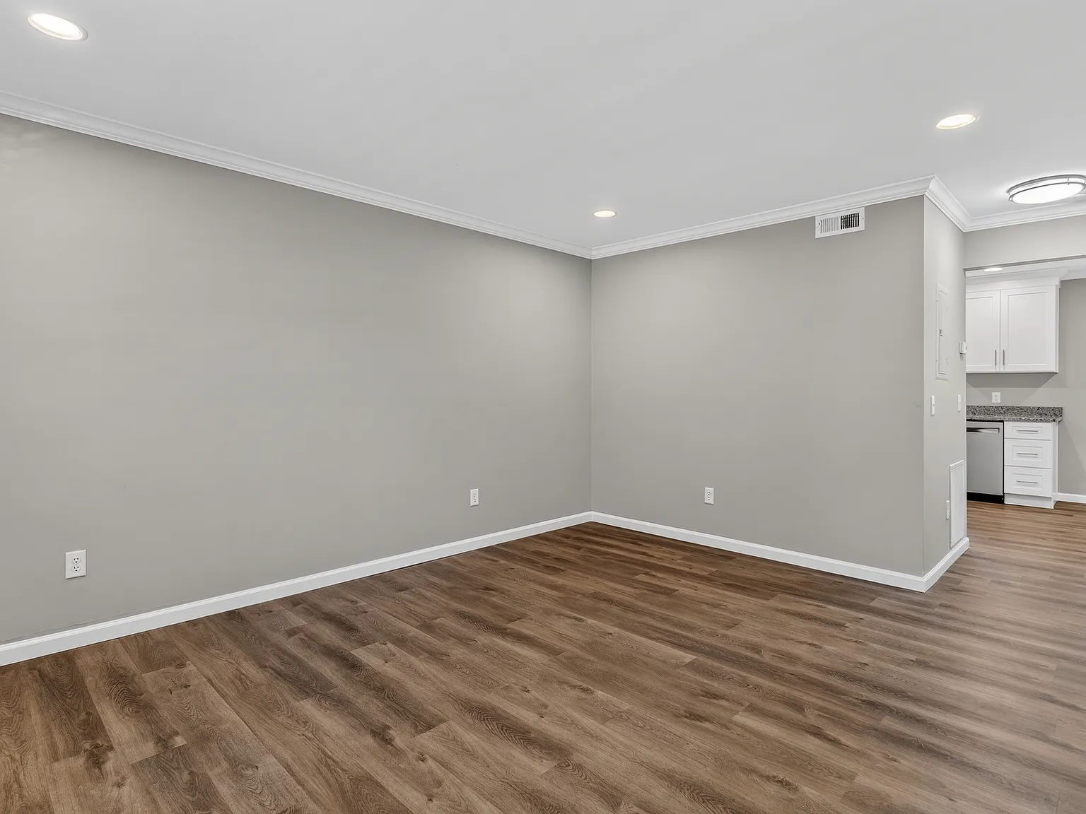 2 bed, 1.5 bath, 1000 sqft, $1,300 — Photo 2