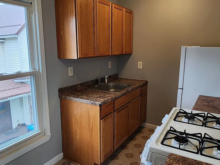 1501 W Henley St — Photo 11