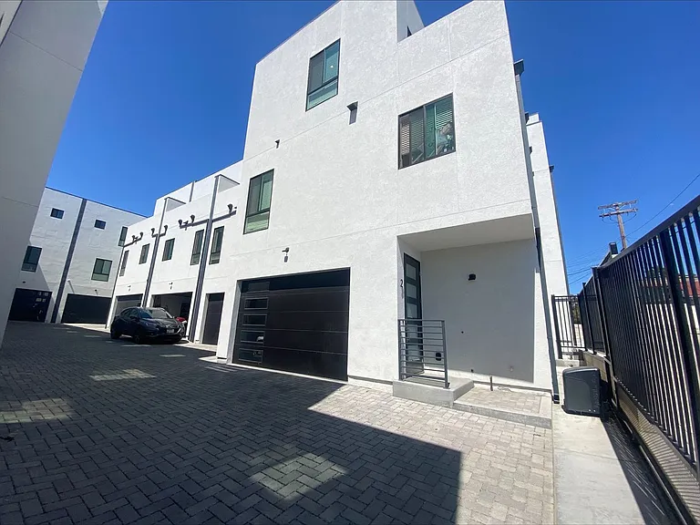 2961 E St #4 — Photo 35