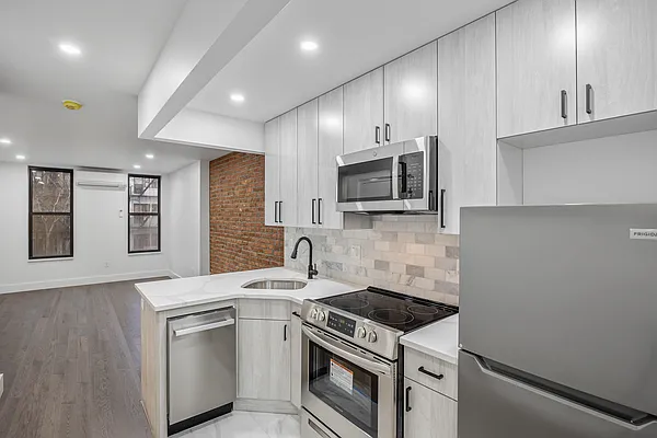 Rented by Safdie Realty Group | media 11