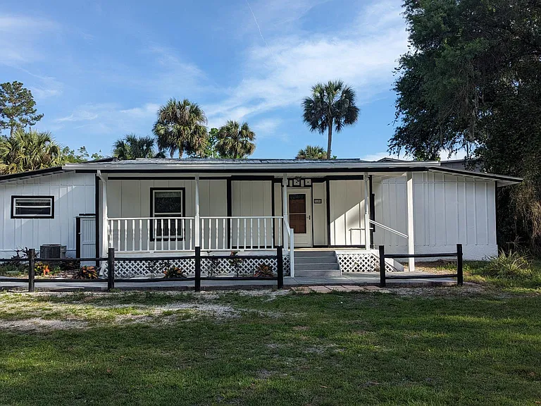 3190 Howard Ave — Photo 1