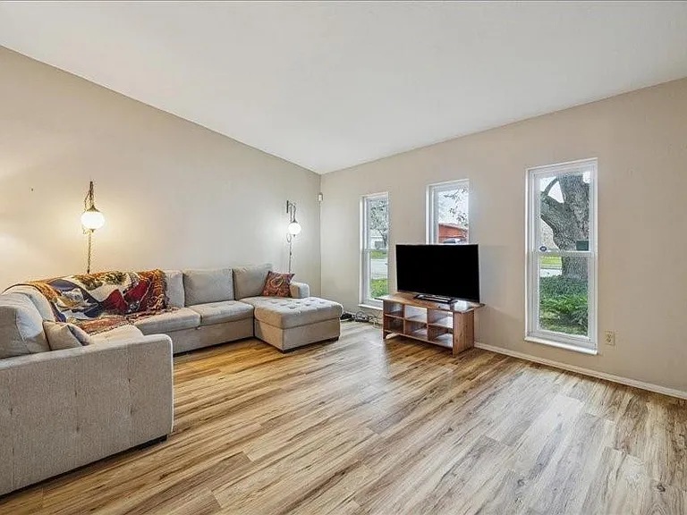 3902 Broken Elm Dr — Photo 6
