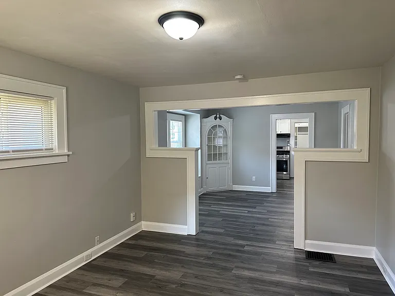 1510 N Chester Ave — Photo 3